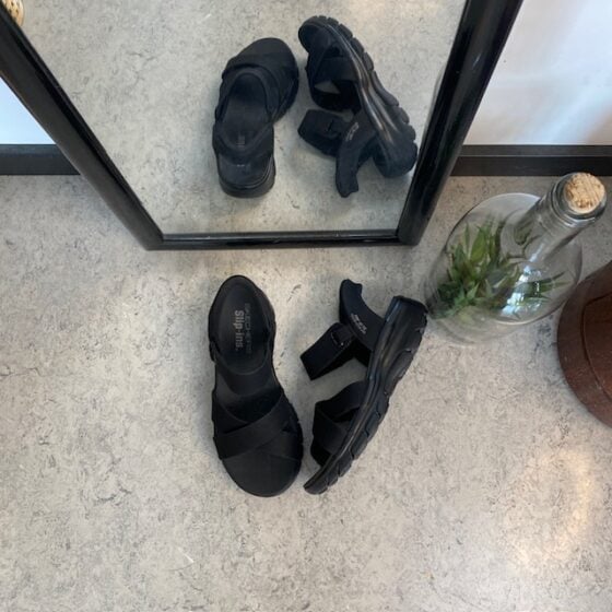 Svart Step-Ins sandal med god passform
