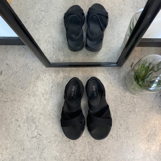 Svart Step-Ins sandal med god passform