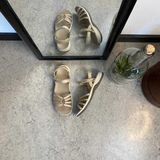 Beige Teva Tirra Traveler damesandal med buestøtte