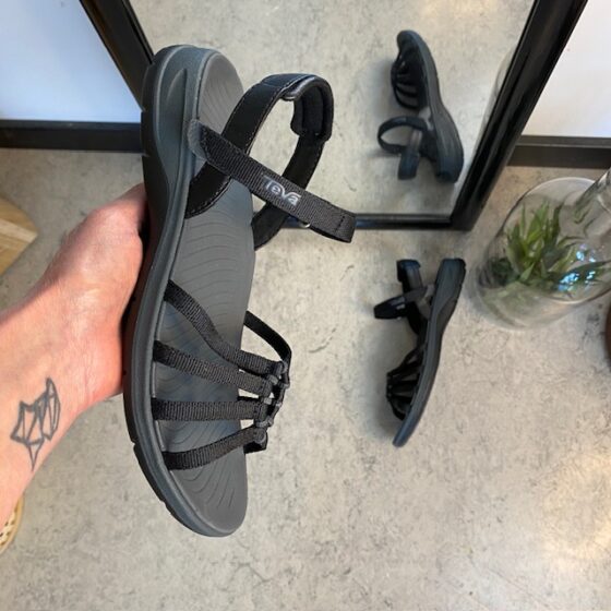 Svart Teva Tirra Traveler damesandal med fotsupport