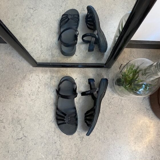 Svart Teva Tirra Traveler damesandal med fotsupport