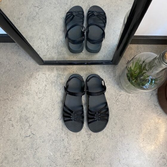 Svart Teva Tirra Traveler damesandal med fotsupport
