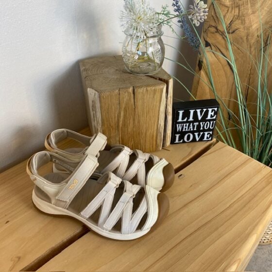 Lys lukket Teva Tirra sandal med buestøtte