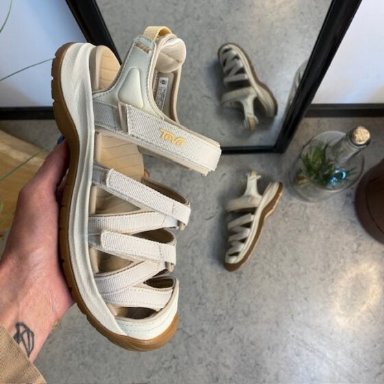 Lys lukket Teva Tirra sandal med buestøtte
