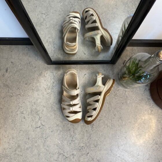 Lys lukket Teva Tirra sandal med buestøtte