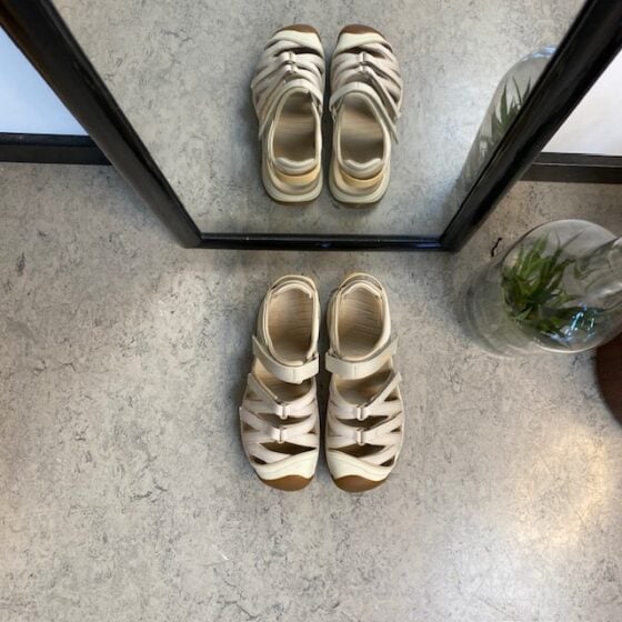 Lys lukket Teva Tirra sandal med buestøtte