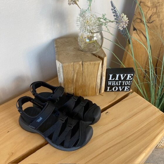 Svart lukket Teva Tirra sandal med fotbuestøtte