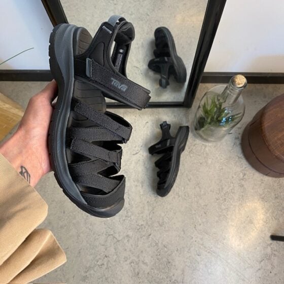 Svart lukket Teva Tirra sandal med fotbuestøtte