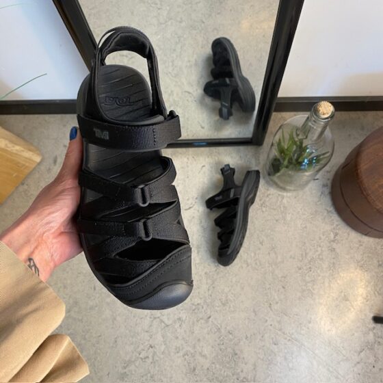 Svart lukket Teva Tirra sandal med fotbuestøtte