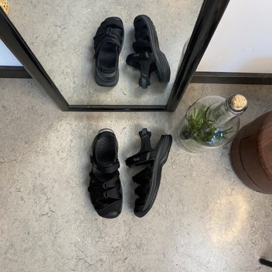 Svart lukket Teva Tirra sandal med fotbuestøtte