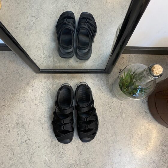 Svart lukket Teva Tirra sandal med fotbuestøtte