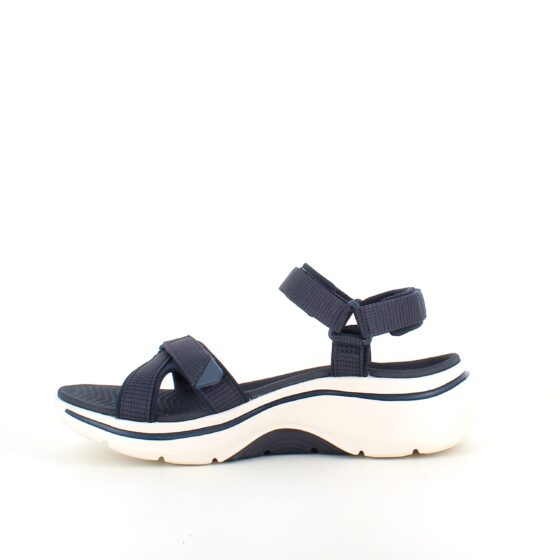 Skechers sandal med buestøtte og 3 justerbare stropper i marineblå.