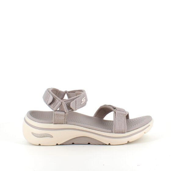 Skechers sandal med fotbuestøtte og 3 justerbare remmer i beige.