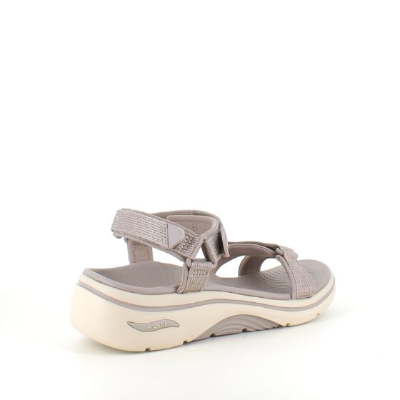 Skechers sandal med fotbuestøtte og 3 justerbare remmer i beige.