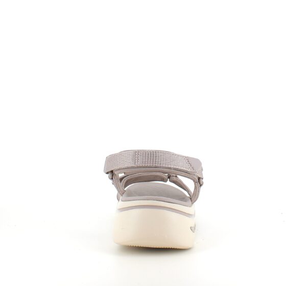 Skechers sandal med fotbuestøtte og 3 justerbare remmer i beige.