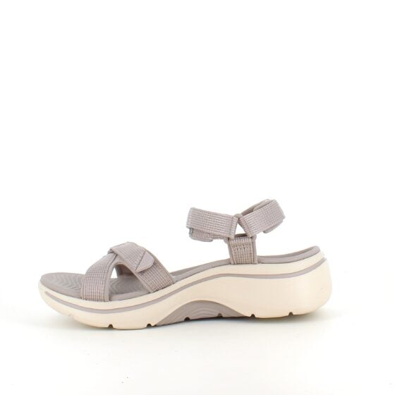Skechers sandal med fotbuestøtte og 3 justerbare remmer i beige.