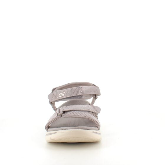 Skechers sandal med fotbuestøtte og 3 justerbare remmer i beige.