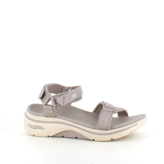 Skechers sandal med fotbuestøtte og 3 justerbare remmer i beige.