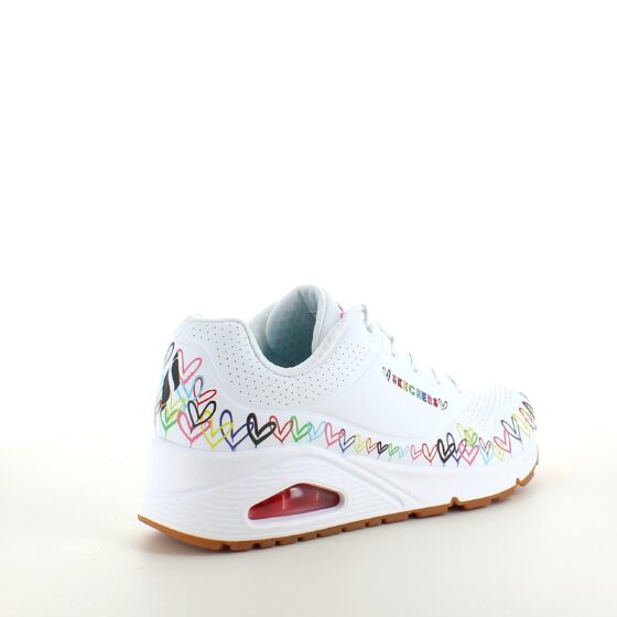 Hvite Skechers sko med flotte hjertedetaljer