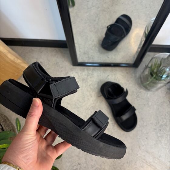 Svart Gaitline sandal med gangskoletabbe