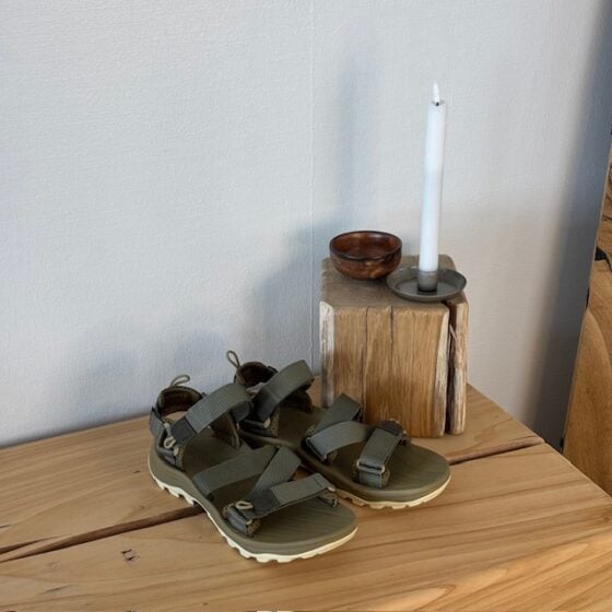Grønn lettvekts vandresandal til menn med god svangstøtte.