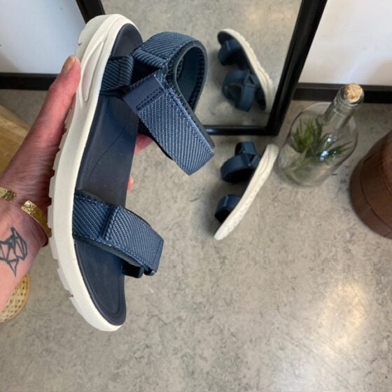 Cruz blå lett sandal med brede remmer