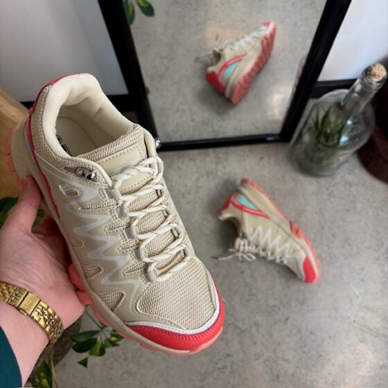 Beige sko med pustende overdel og flotte detaljer