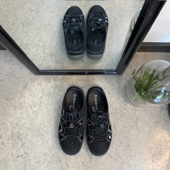 Lukket trekkingsandal i svart – Komfort og funksjon i et diskré utseende
