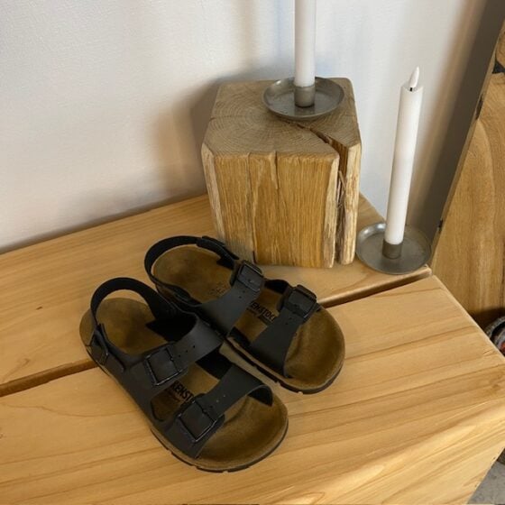 Svart Birkenstock Kano sandal med sklisikre såler.