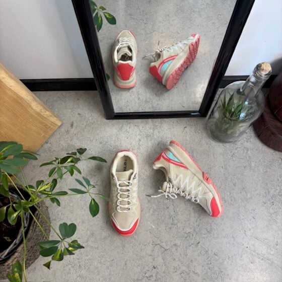 Beige sko med pustende overdel og flotte detaljer