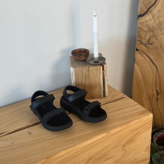 Svart Gaitline sandal med gangskoletabbe
