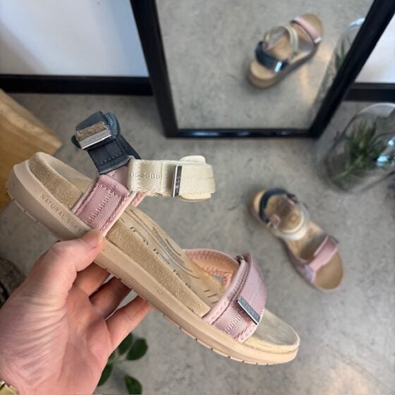 Lys Woden sandal med god fotsåttstøtte.