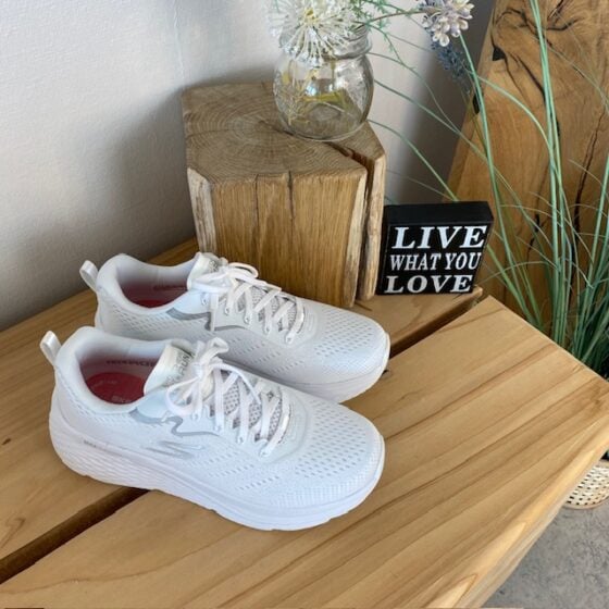 Hvite Skechers Max Cushion sko – optimal støtte og uovertruffen komfort.