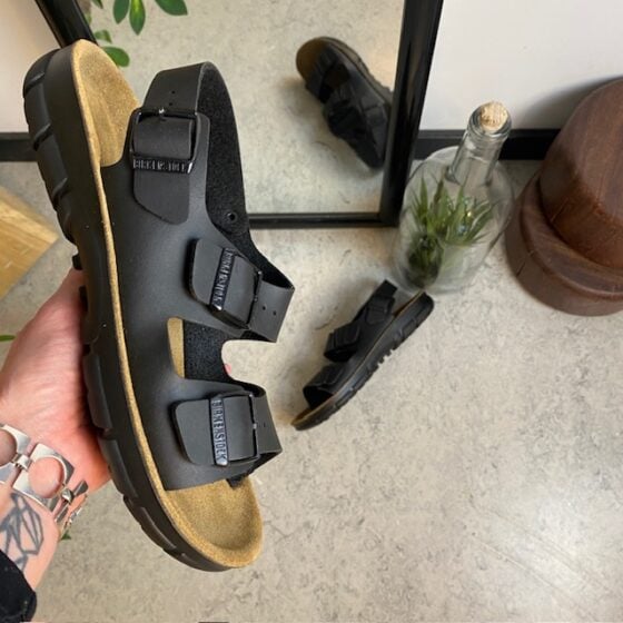 Svart Birkenstock Kano sandal med sklisikre såler.