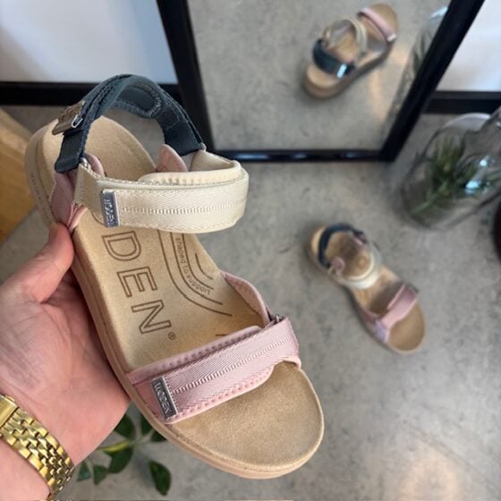Lys Woden sandal med god fotsåttstøtte.