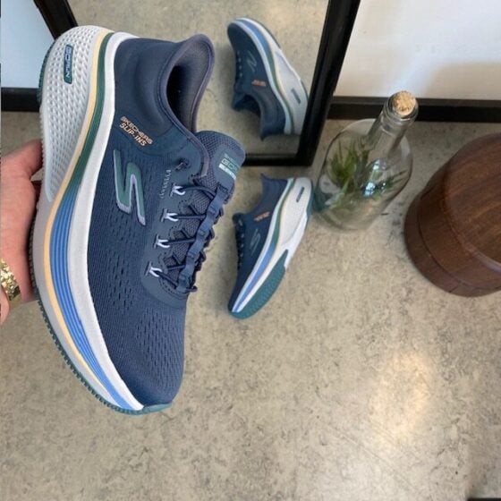 Blå slip-on sko fra Skechers med elastisk snøre