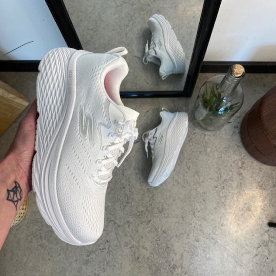 Hvite Skechers Max Cushion sko – optimal støtte og uovertruffen komfort.