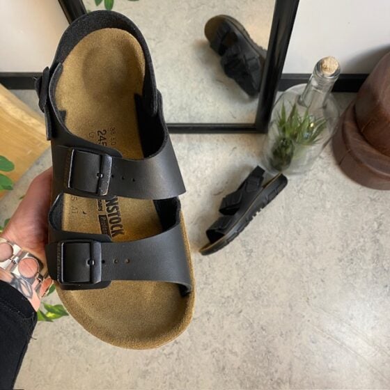 Svart Birkenstock Kano sandal med sklisikre såler.