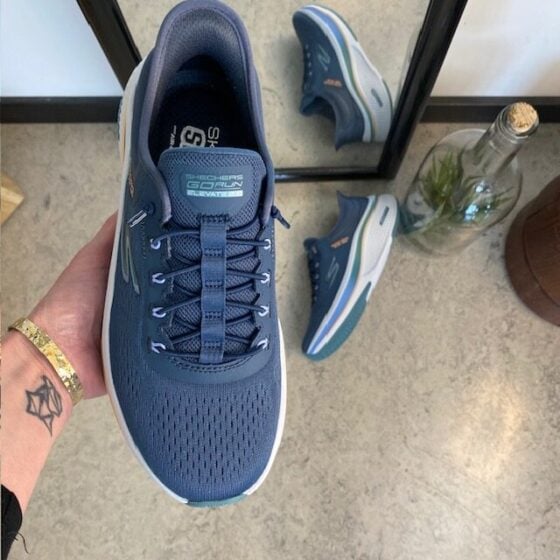 Blå slip-on sko fra Skechers med elastisk snøre