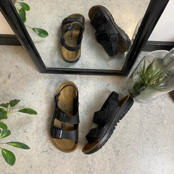 Svart Birkenstock Kano sandal med sklisikre såler.
