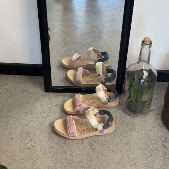 Lys Woden sandal med god fotsåttstøtte.