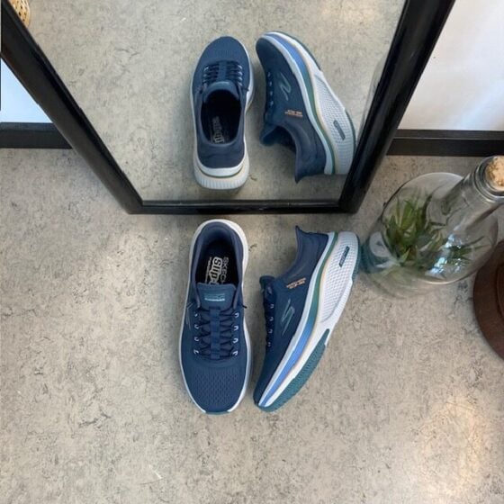 Blå slip-on sko fra Skechers med elastisk snøre