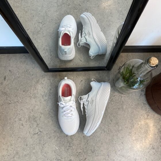 Hvite Skechers Max Cushion sko – optimal støtte og uovertruffen komfort.