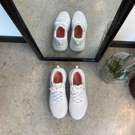 Hvite Skechers Max Cushion sko – optimal støtte og uovertruffen komfort.