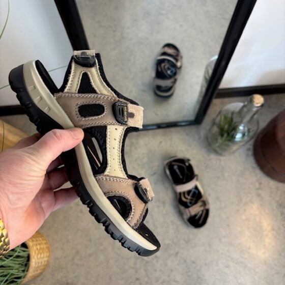 Beige og brun sportssandal