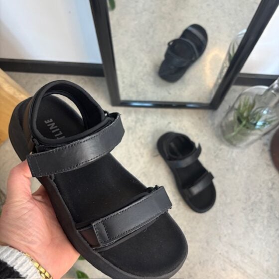 Svart Gaitline sandal med gangskoletabbe