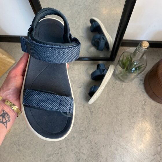 Cruz blå lett sandal med brede remmer