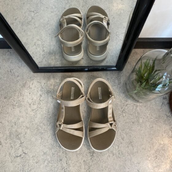 Beige Skechers GOwalk sandal, bred modell