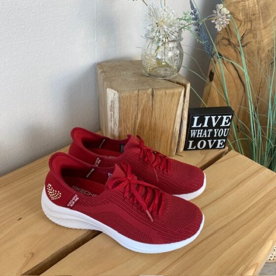 Røde Skechers Slip-ins med glitterdetaljer.