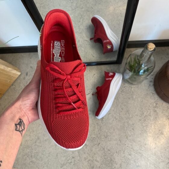 Røde Skechers Slip-ins med glitterdetaljer.